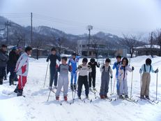積雪の上をクロカン練習する子ども達