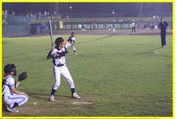 夜の試合でバッターボックスに立つ団員