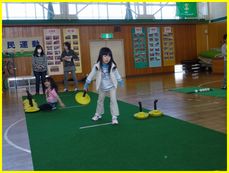 体育館でニュースポーツを楽しむ女の子