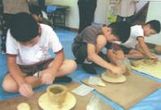 土に細工をする子ども達